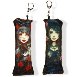 Privezak dakimakura Gotska žena (1 com)